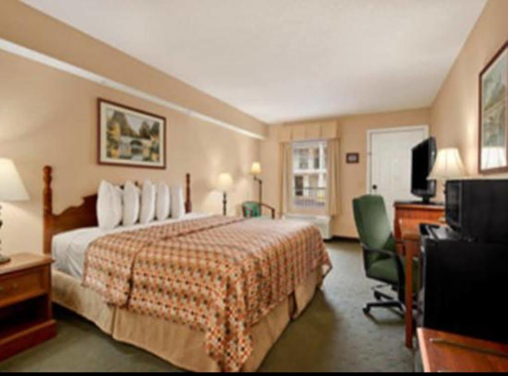Baymont By Wyndham Eden Motel Екстериор снимка