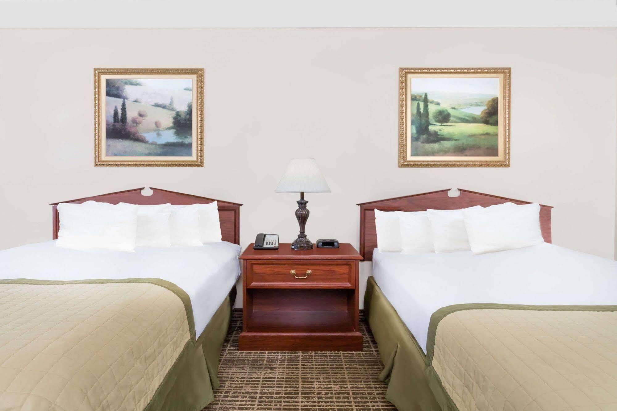 Baymont By Wyndham Eden Motel Екстериор снимка